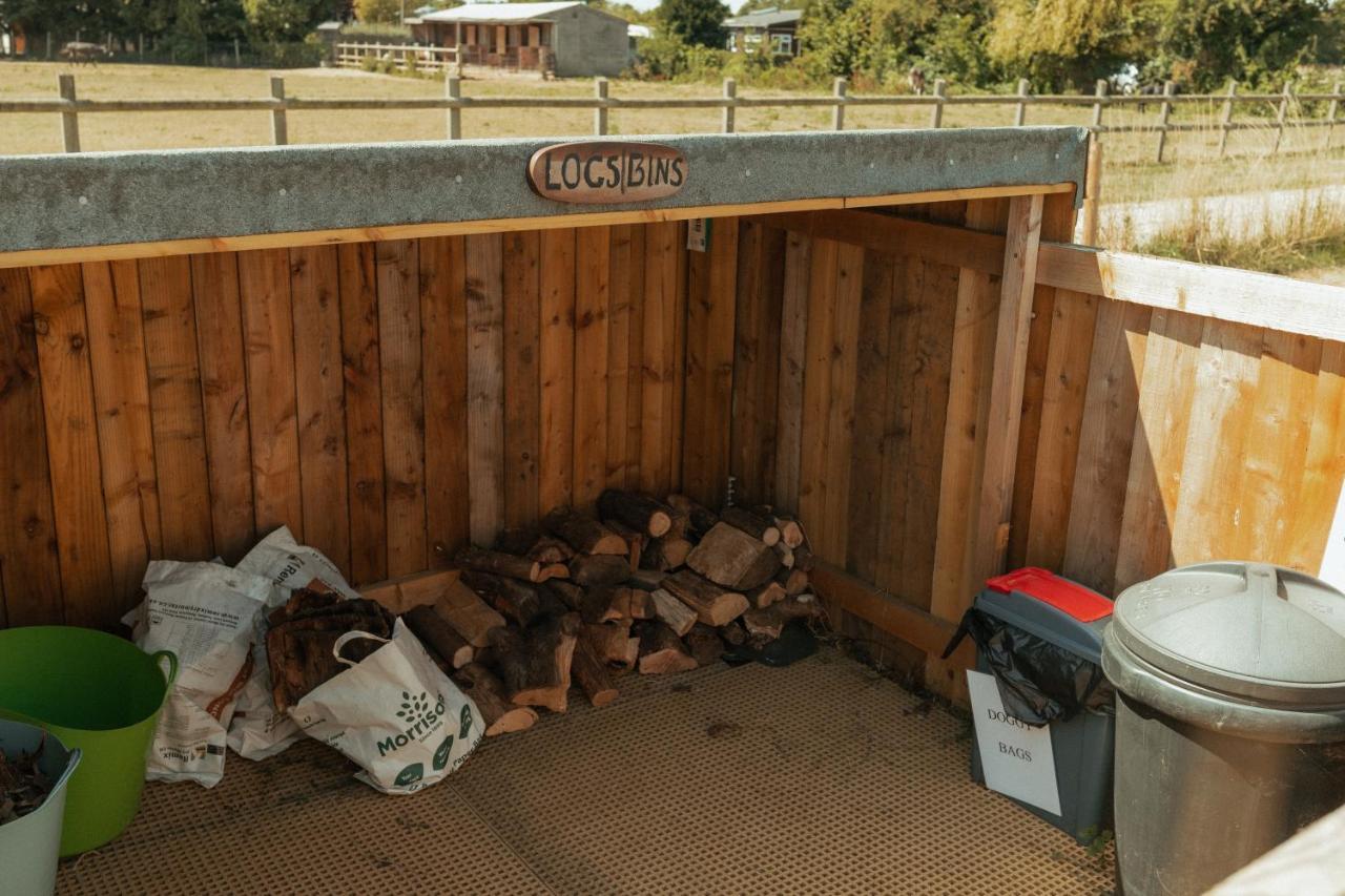 Glamping In Wiltshire In Our Luxury Shepherds Hut Chippenham  Exterior foto