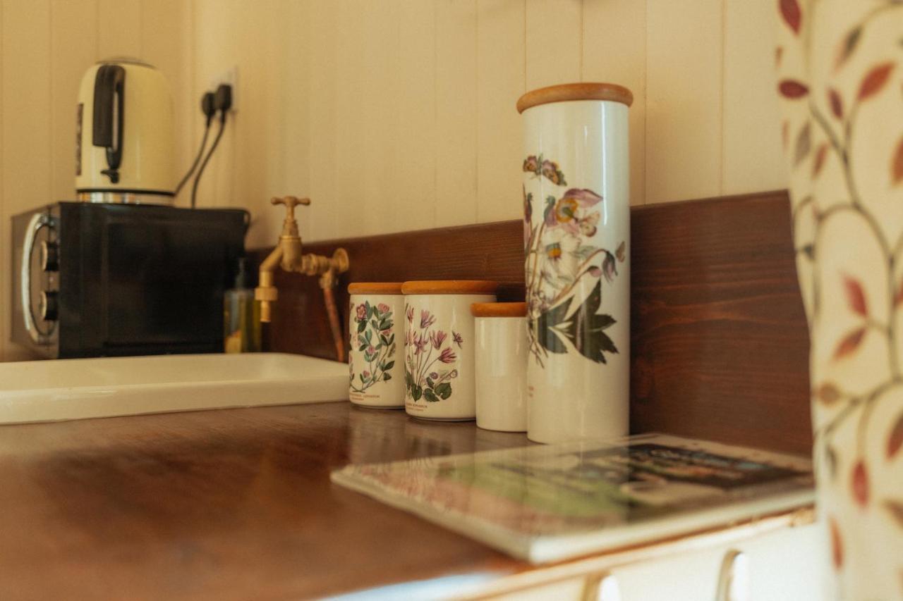 Glamping In Wiltshire In Our Luxury Shepherds Hut Chippenham  Exterior foto