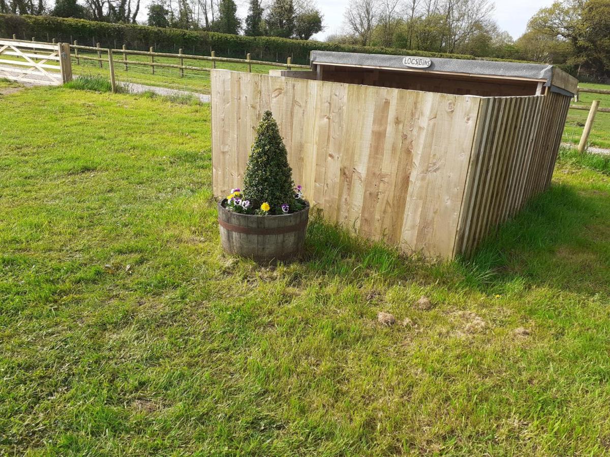 Glamping In Wiltshire In Our Luxury Shepherds Hut Chippenham  Exterior foto