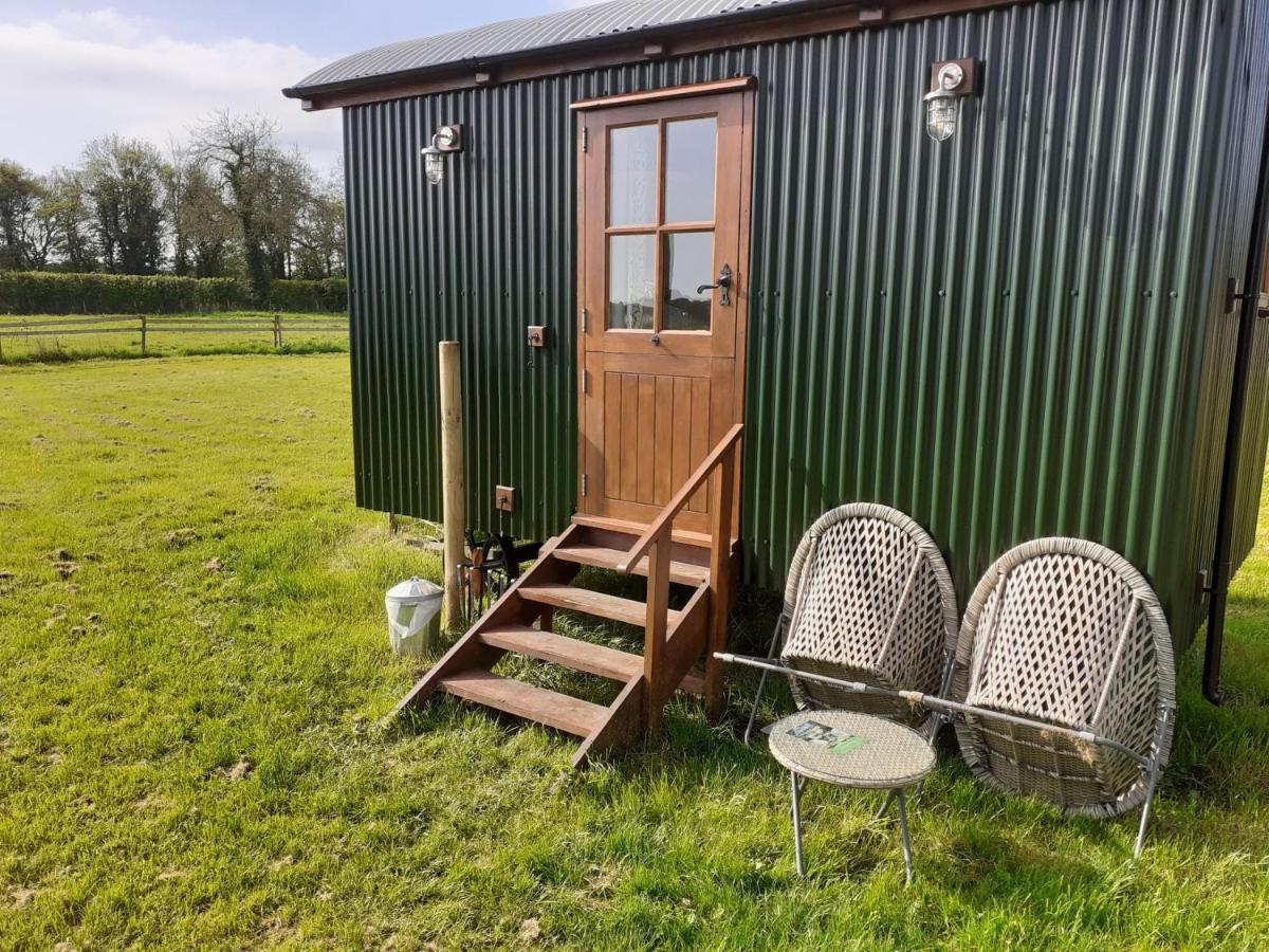 Glamping In Wiltshire In Our Luxury Shepherds Hut Chippenham  Exterior foto